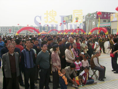 開(kāi)幕式現(xiàn)場(chǎng)人山人海 開(kāi)幕式現(xiàn)場(chǎng)人山人海