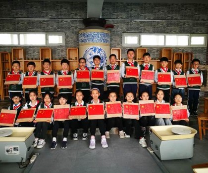 陶藝課上的“思政課”樹(shù)立“愛(ài)國(guó)情懷”盛世長(zhǎng)安小學(xué)“國(guó)慶節(jié)”陶藝制作專(zhuān)題教育活動(dòng)