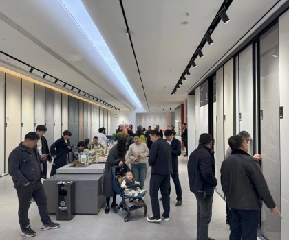 獅王瓷磚“云脈覺(jué)醒”發(fā)布會(huì)：共繪新藍(lán)圖 共贏2025！