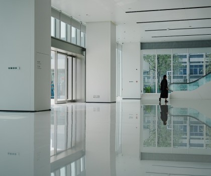 東鵬新材以低碳石材為基，筑就綠建科技空間：美的創(chuàng)新科技園展廳