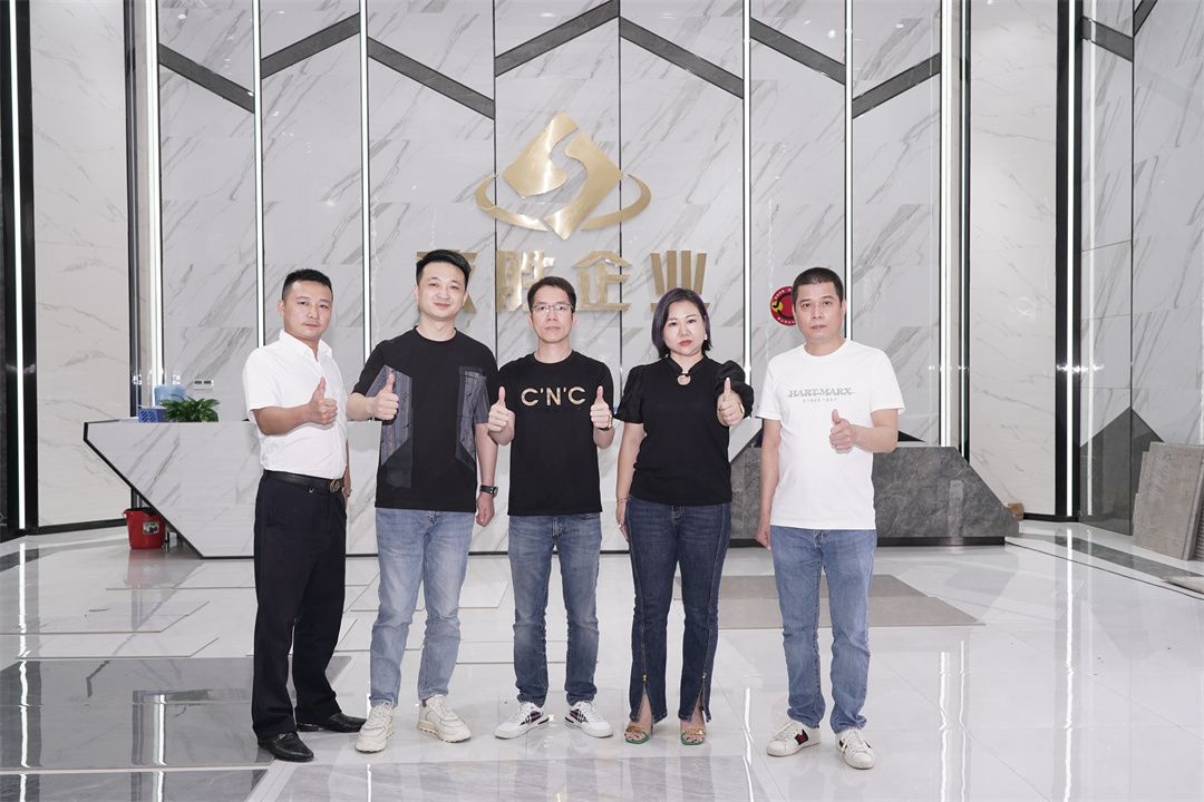 從左到右：億方國際品牌總經(jīng)理 楊一龍，致勝企業(yè) 營銷總經(jīng)理 栗一鳴，致勝企業(yè)董事 林志波，致勝陶瓷品牌總經(jīng)理 譚莉，衡大陶瓷品牌總經(jīng)理 羅寶鈿.jpg