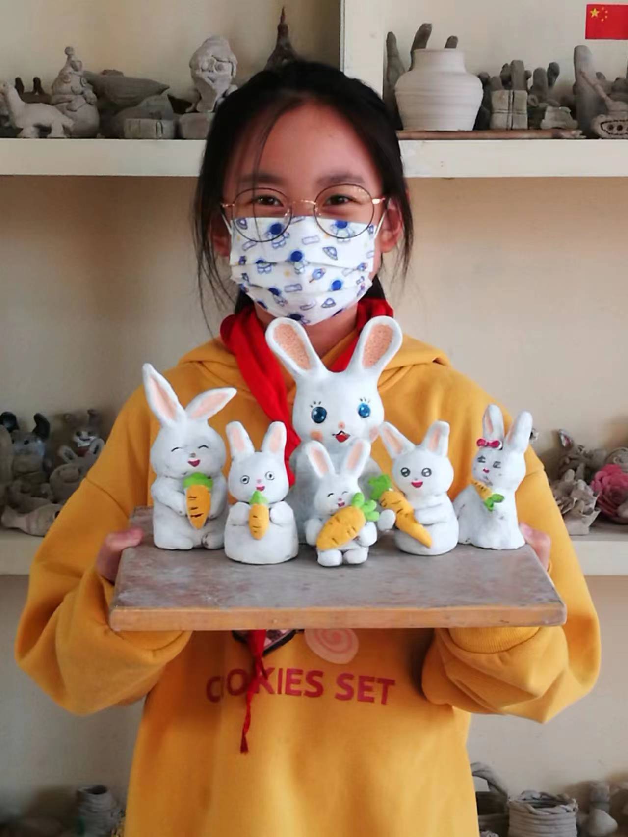 1671527963299692.jpg “藝”起加油――盛世長安小學(xué)陶藝社團巧手迎兔年 (2).jpg