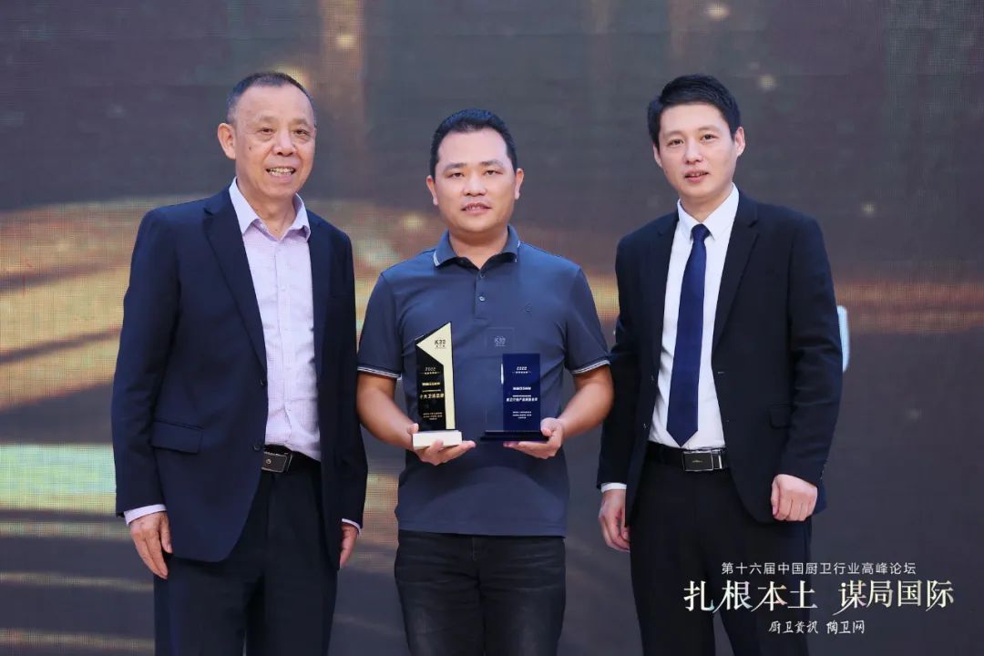 品牌向上！ 浪鯨衛(wèi)浴榮獲十大衛(wèi)浴品牌等三項(xiàng)大獎(jiǎng).jpg