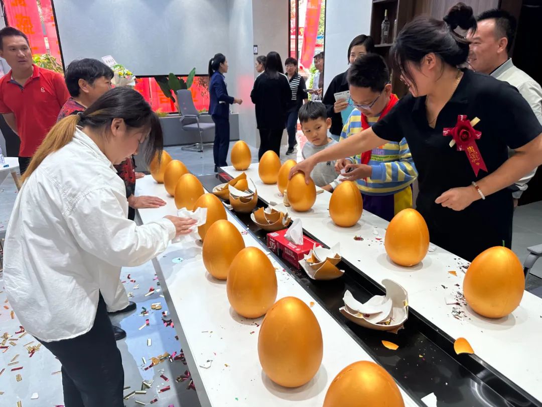 1697179065118547.jpg 獅王瓷磚萬人火花節(jié)全國巡回賽棗莊站火爆全城13.jpg