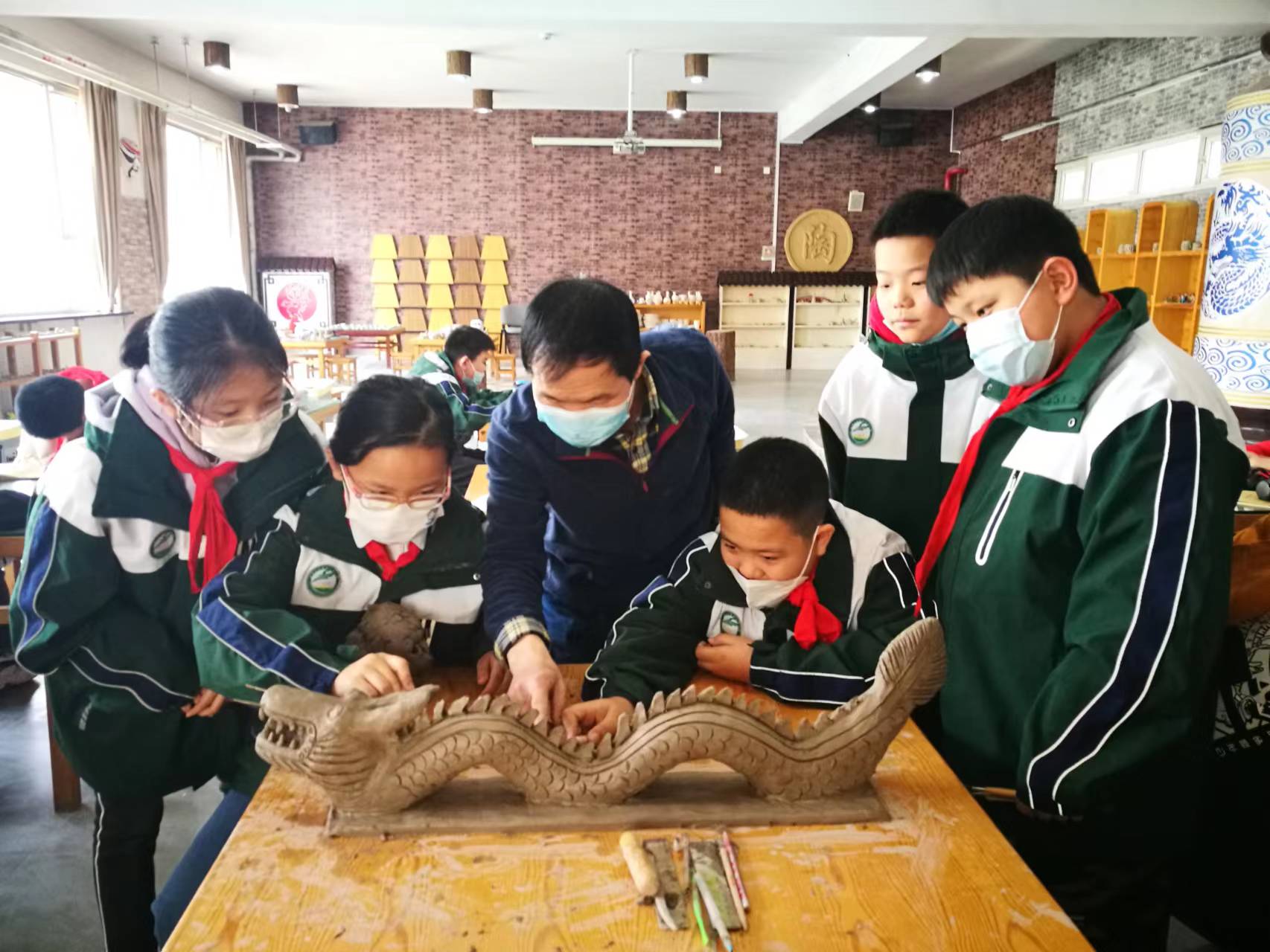 非遺傳承――盛世長安小學(xué)陶藝社團(tuán)迎新年手作生肖“中國龍”  (2).jpg