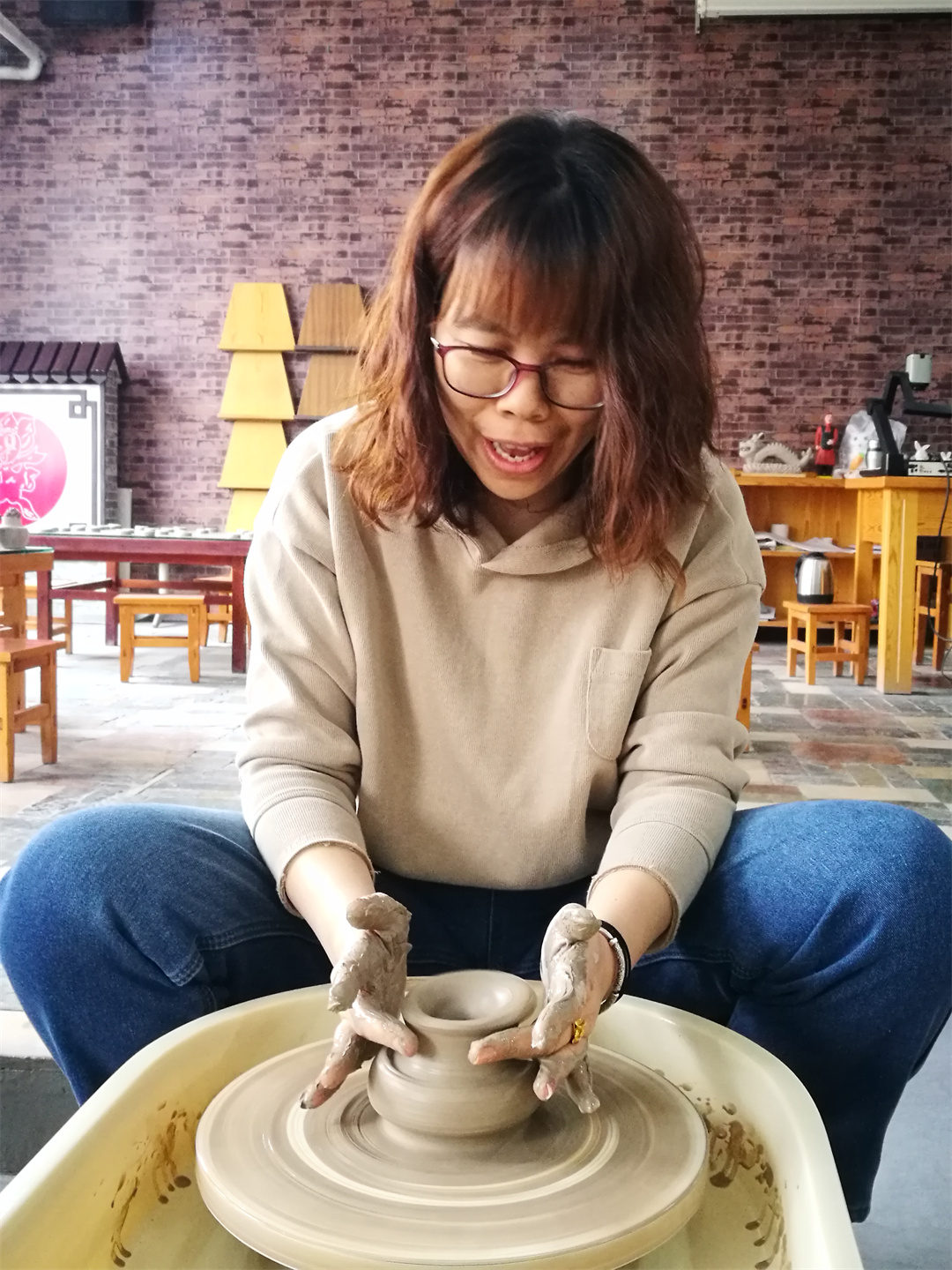 體驗(yàn)非遺熱辣滾燙――盛世長(zhǎng)安小學(xué)開展“三八” 女神節(jié)陶藝制作活動(dòng) (10).jpg