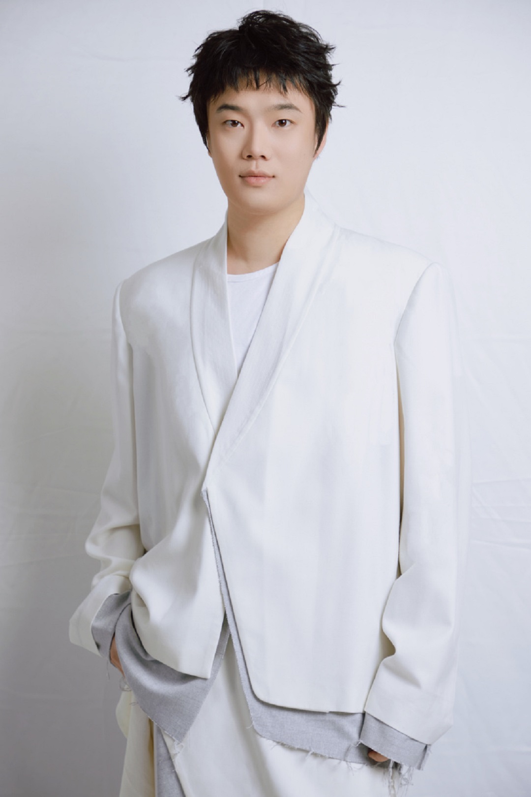 5 0 明星服裝定制設(shè)計(jì)師，三寸盛京華服品牌創(chuàng)始人張突然.jpg