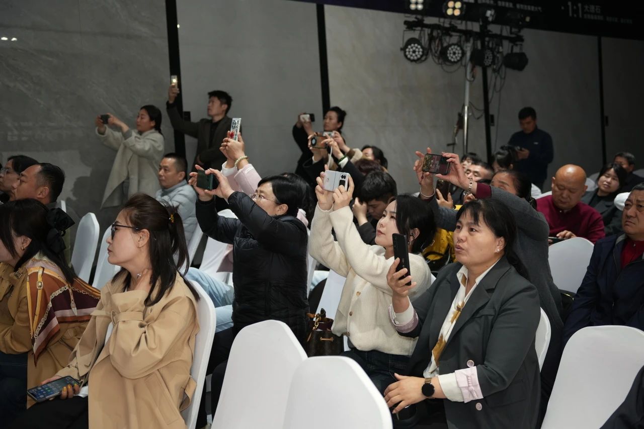 獅王瓷磚“云脈覺(jué)醒”發(fā)布會(huì)：共繪新藍(lán)圖 共贏2025！10.jpg