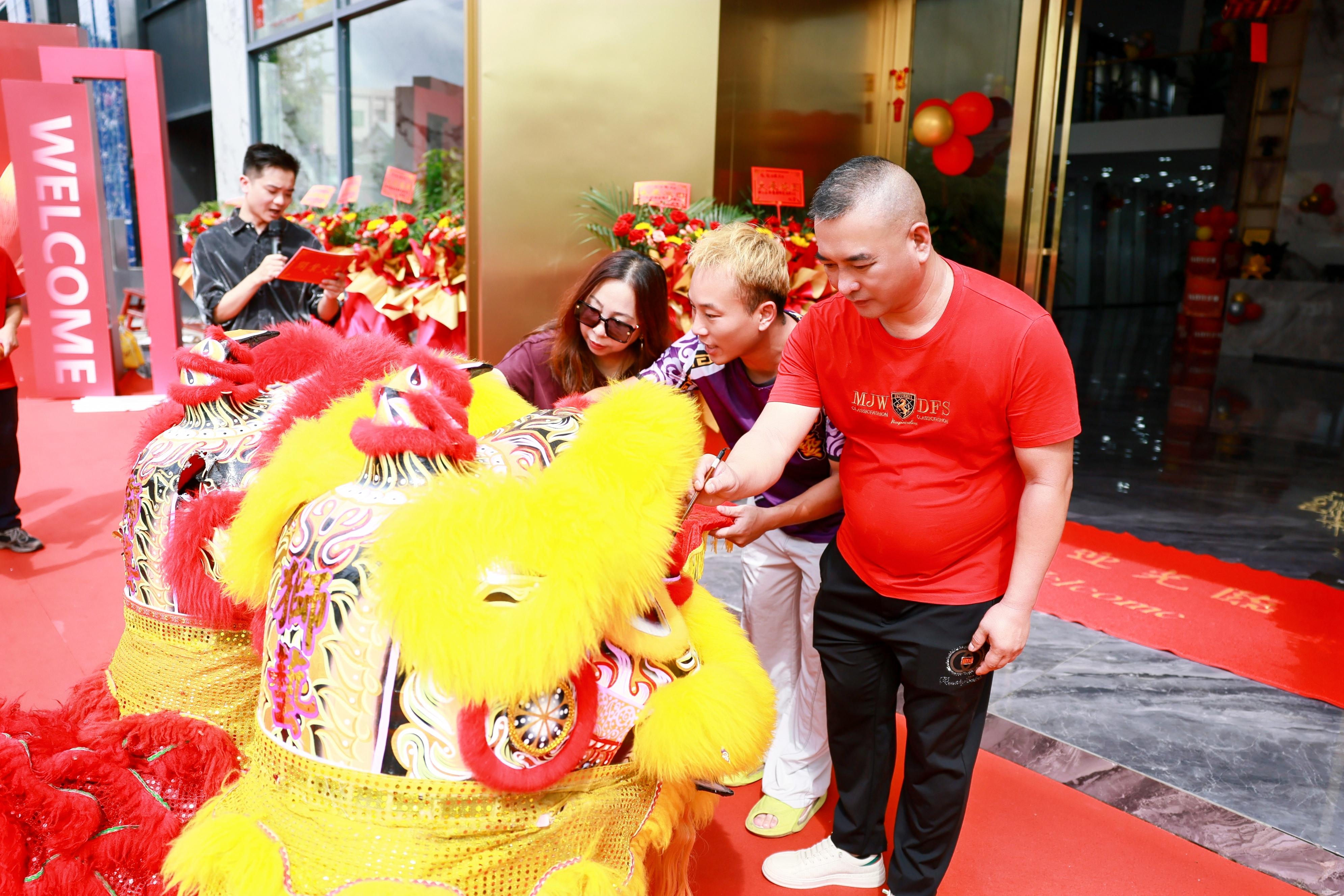 1759214228395677.jpg 2025_0930_7ea36f5ej00t3du3s00ruc0032n021rc.jpg